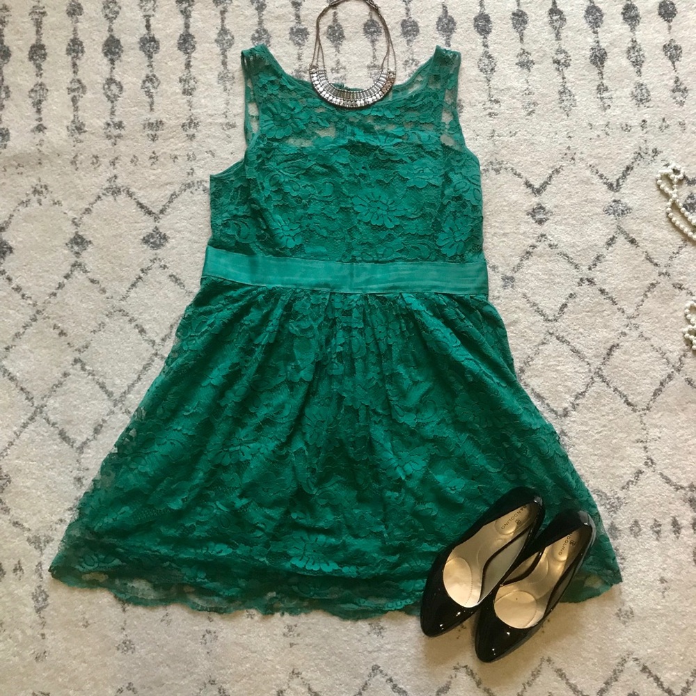 BB Dakota Emerald Knee-Length Lace Overlay Dress